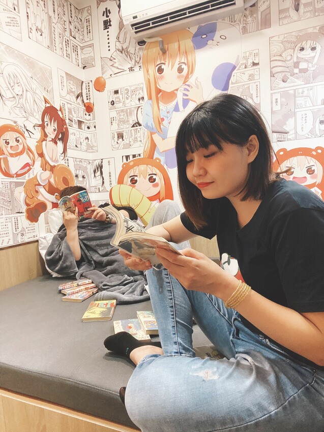 [台中中區] 快樂鳥窩漫旅空間｜看漫畫、追劇休閒好去處｜獨立式套間設計｜多款動漫主題可選｜背包客短期住宿｜飲料無限暢飲｜內附價目表 - 萍姐愛分享