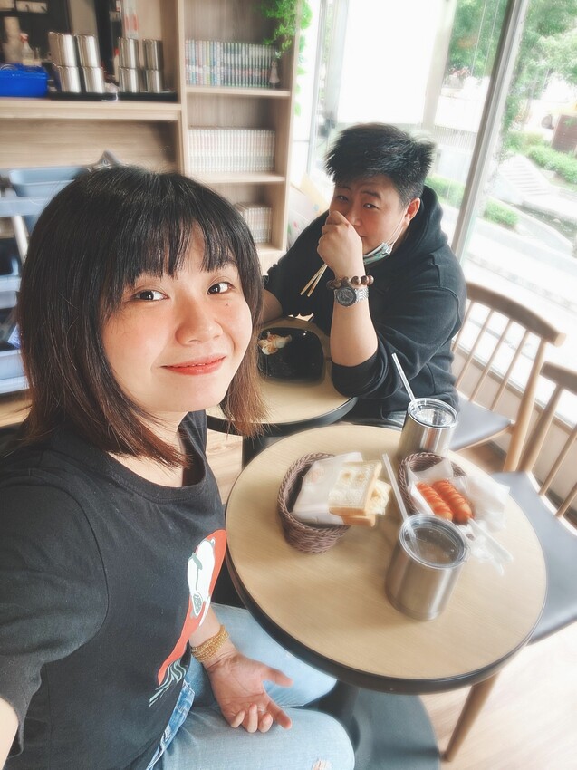 [台中中區] 快樂鳥窩漫旅空間｜看漫畫、追劇休閒好去處｜獨立式套間設計｜多款動漫主題可選｜背包客短期住宿｜飲料無限暢飲｜內附價目表 - 萍姐愛分享