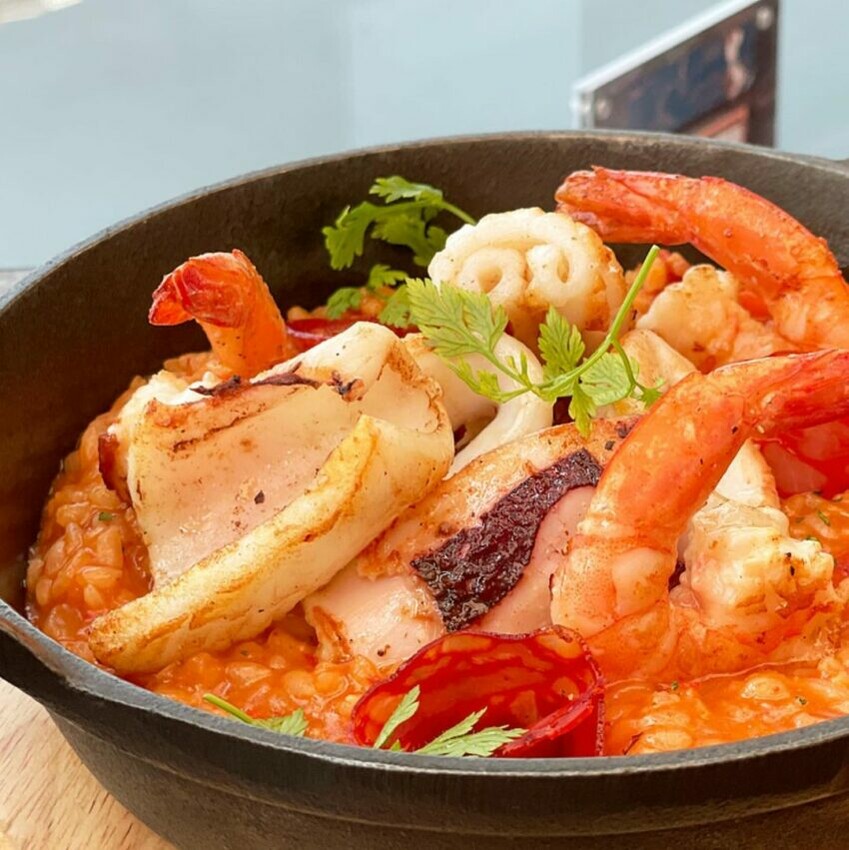 高雄酒吧推薦|#4 眺吧餐酒館 The Lookout Bistro & Bar,眺吧的餐點由米其林主廚主導,使用在地的食材打造的創意菜色,不論是色、香、味無一不完美,以如此優質的地點和廚師陣容,餐點價格卻十分的親民,餐食份量充足有誠意,CP值超級高。