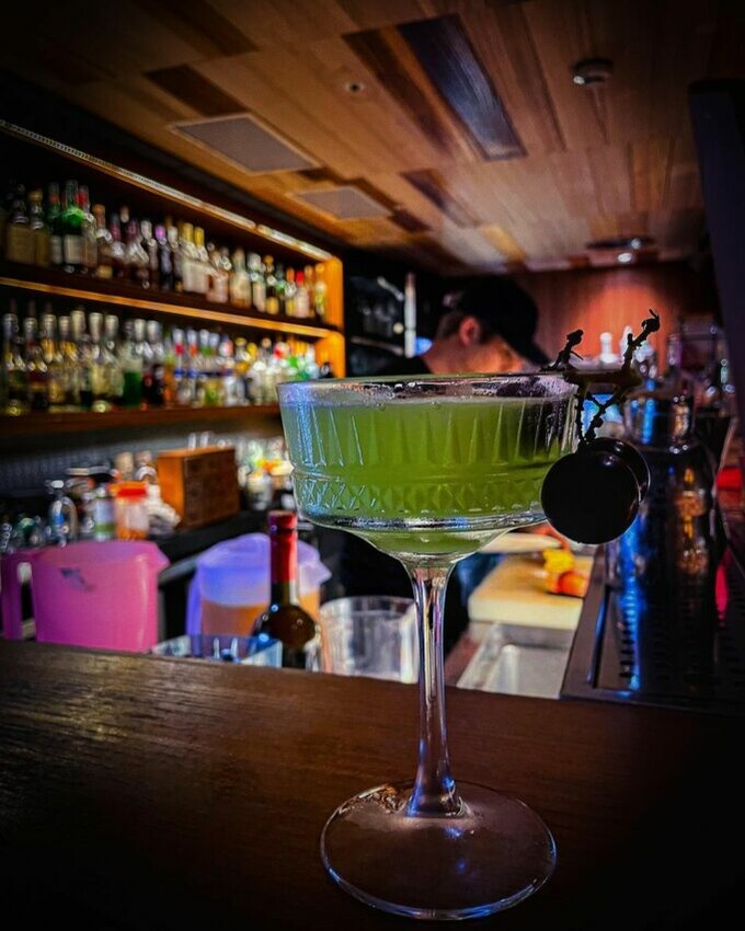 高雄酒吧推薦|#3 癮吧 Inn Bistro,癮吧的調酒多以水果入酒,果香明顯的調酒酸甜好入口,但可別因酒味不重就忽略了它的濃度囉!