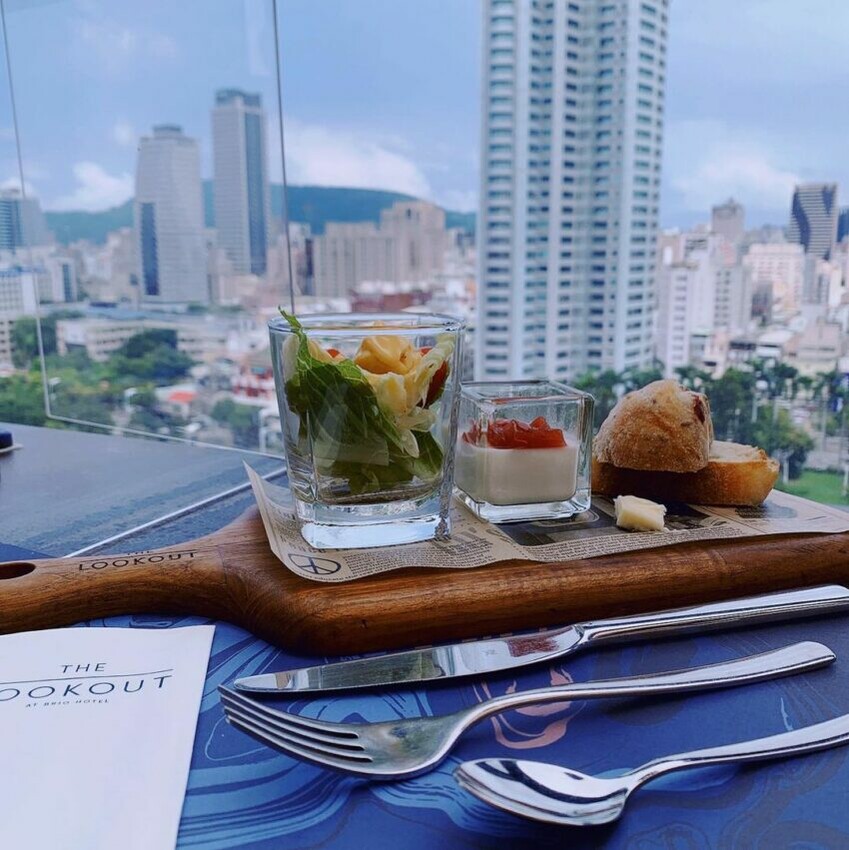 高雄酒吧推薦|#4 眺吧餐酒館 The Lookout Bistro & Bar,在白色挑高的天花板垂吊著綠色植栽,給人自在、放鬆的感覺