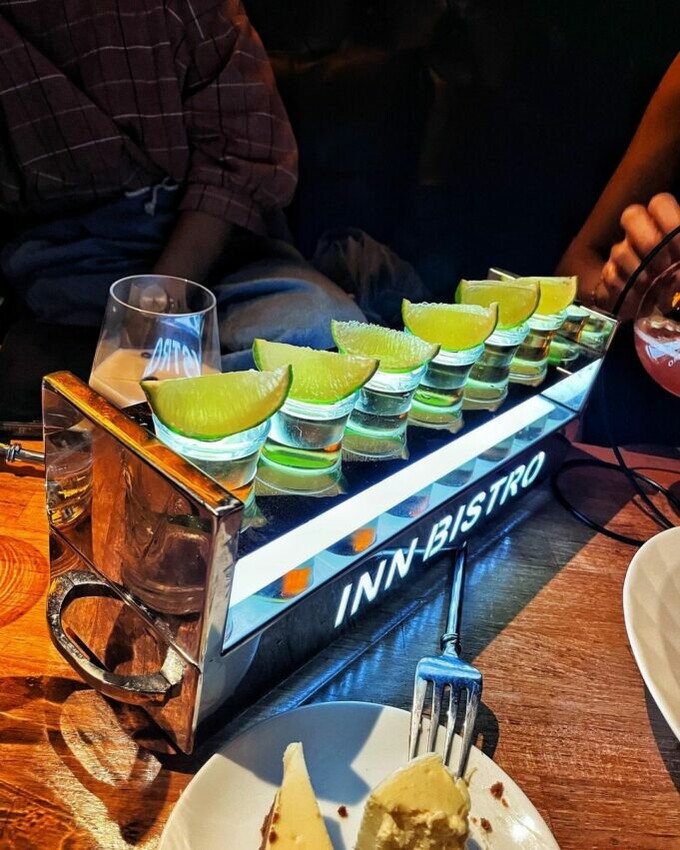 高雄酒吧推薦|#3 癮吧 Inn Bistro,癮吧的裝潢像是六七十年代的美國東岸,古董傢俱與紅色磚牆,熱鬧活潑的氣氛,感覺就像在開趴一樣,每位客人臉上都是歡樂的笑容。