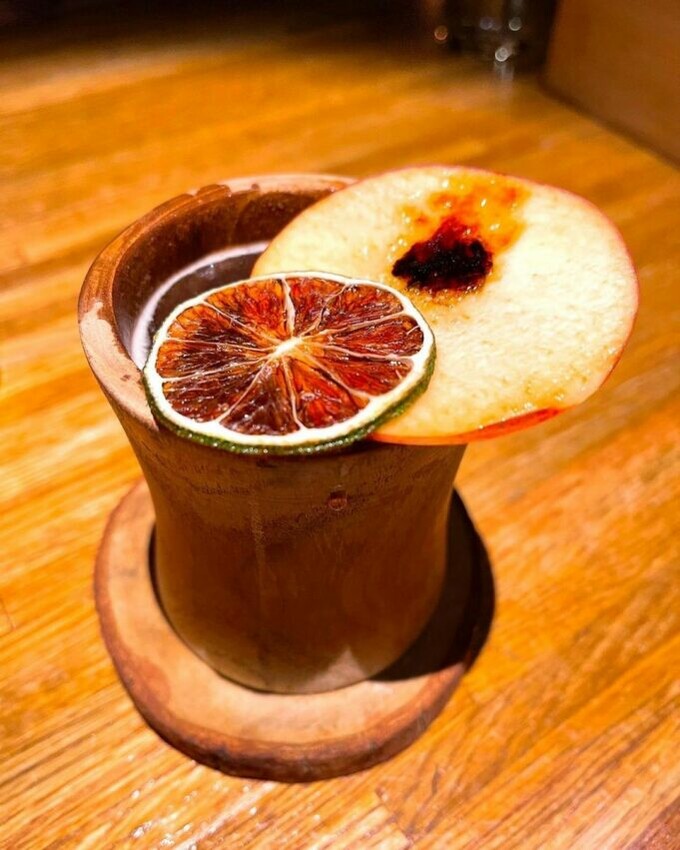 高雄酒吧推薦|#3 癮吧 Inn Bistro,癮吧英文名字裡的Bistro為餐酒館的意思,晚餐時間來此,點份豐盛的餐食,佐上一杯合適的酒精,開始微醺的夜晚吧。