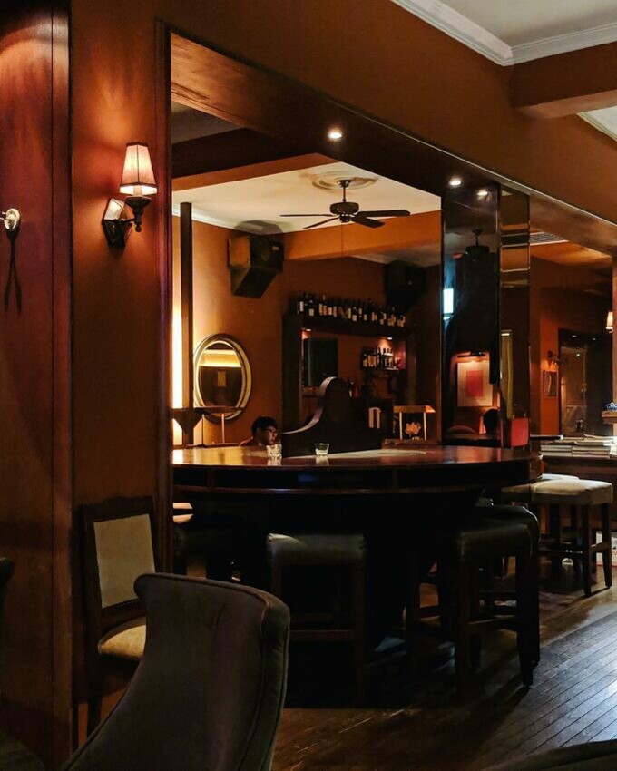 高雄酒吧推薦|#6 馬沙里斯爵士酒館,你能在馬沙里斯感受到歷史的逗留,音樂的流動,坐在椅子上,聽著現場樂手的演奏,吃著經典歐式料理,輕啜一口威士忌,眼前彷彿會偶爾閃現出,60年代有著美軍的高雄。