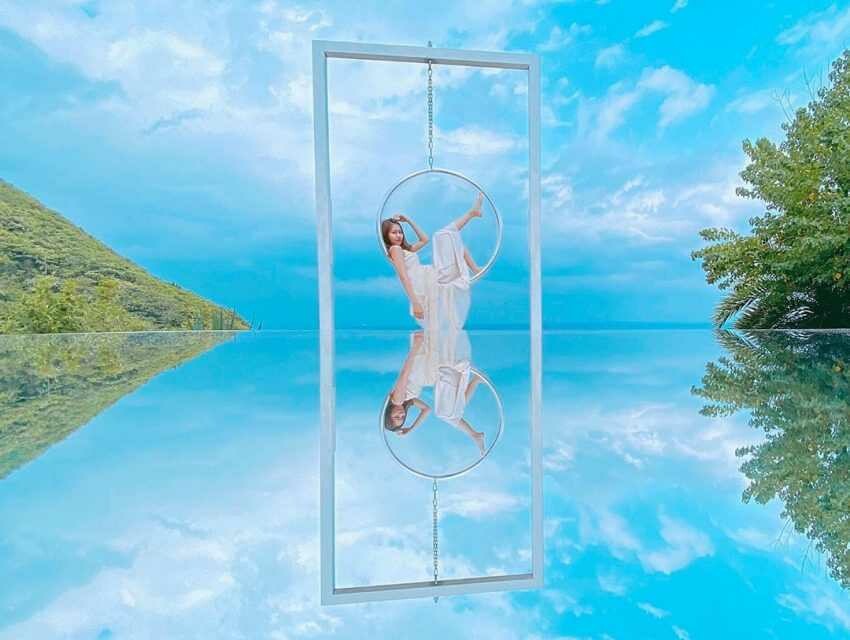 花蓮景點推薦｜花蓮一日遊｜花蓮壽豐．山度空間｜「山度空間」園區不大，卻有著充滿陽光的綠林秘境，除了有絕美的玻璃鞦韆可以遠眺藍天與大海，在這裡還能拍出絕美的天空之鏡照片，是來這裡必拍的打卡點