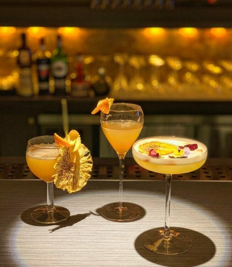 高雄酒吧推薦|#1 上善若水-Goodness Bistro,上善若水沒有特定酒單,客人可以依自己的喜好和心情與店家溝通,經驗豐富的調酒師便會奉上一杯專屬你的特調,要特別注意的是,店內沒有禁煙,能接受煙味的人再來消費會比較好哦。