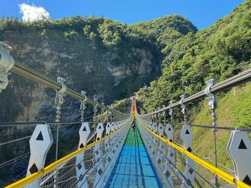 南投彩色吊橋 南投 七彩橋 彩虹橋 彩色橋 南投2020景點 南投2021景點