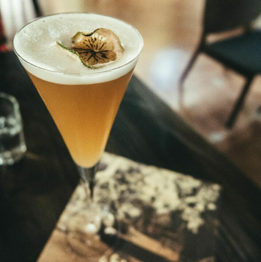 高雄酒吧推薦|#2 三千- Atman Space,與其他酒吧不同的是,使用了不少草藥酒,舉凡茴香酒、金巴利草本酒、甜香艾酒等,平時很難接觸到的酒類,都可以在這裡嚐試看看哦。