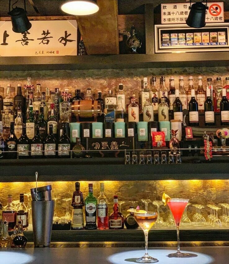高雄酒吧推薦|#1 上善若水-Goodness Bistro,隨著調酒師優雅的動作,與雪克杯搖動的聲音,每位客人都能在此放鬆自己,隨意與調酒師聊上幾句,再啜飲一口調酒,忙碌的一天就適合用這樣愜意的夜晚來結束。