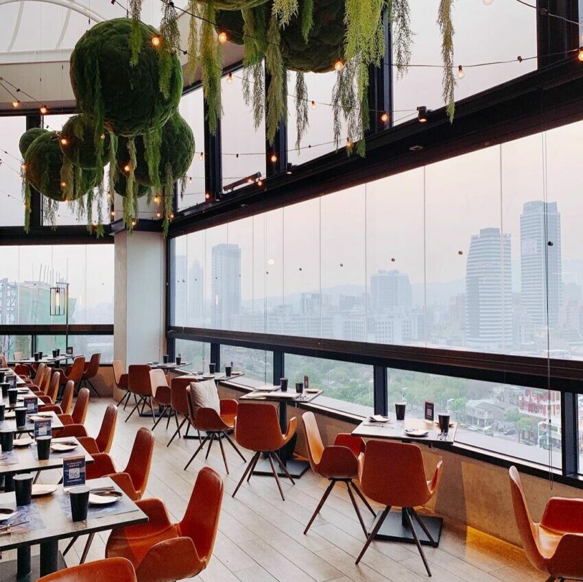 高雄酒吧推薦|#4 眺吧餐酒館 The Lookout Bistro & Bar,白日可以俯瞰高雄市區,傍晚有美麗的夕陽,到了晚上則是點點燈光,每個時段來用餐都有不同美景可看。