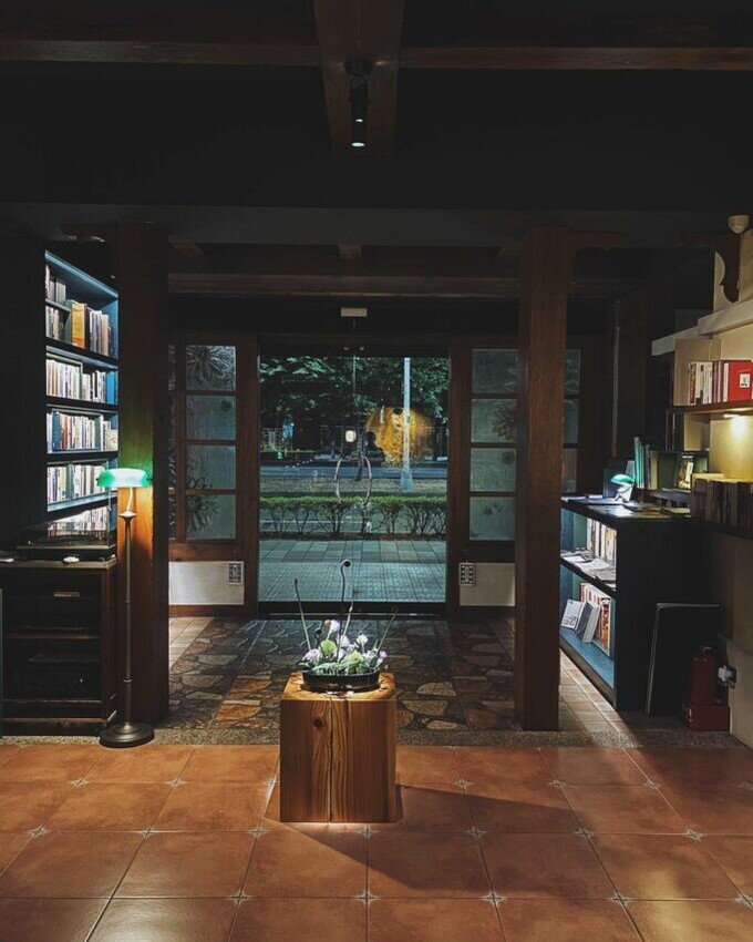 高雄酒吧推薦|#2 三千- Atman Space,如果你對威士忌有興趣,不妨和老闆聊聊每瓶酒背後的故事吧。