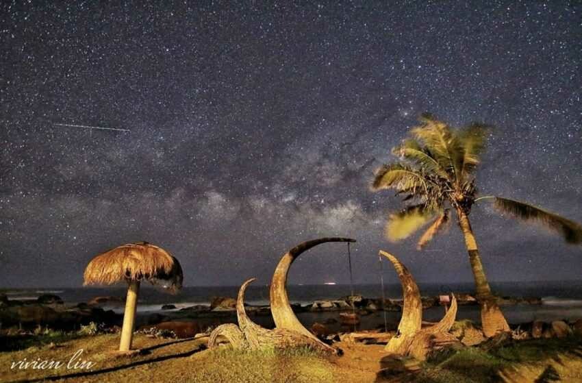 花蓮景點推薦｜花蓮一日遊｜花蓮豐濱．項鍊海岸工作室 Necklace Studio｜「項鍊海岸工作室」位於花蓮石梯坪附近，是由港口部落姊弟共同打造，以藝術創作為主題，與自然共存的方式建造，近來因海邊這座特殊造型的月牙鞦韆而成為最新的IG打卡景點。