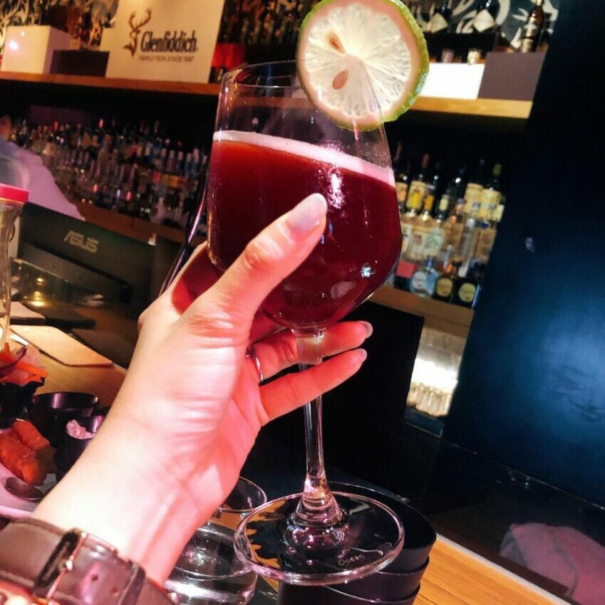 高雄酒吧推薦|#5 La Face Bar,La Face Bar的酒單超級多,經典調酒將甜辣度、濃度、基酒都標示得很清楚,就算是初入酒國的新手,也不必擔心點到不喜歡的酒。