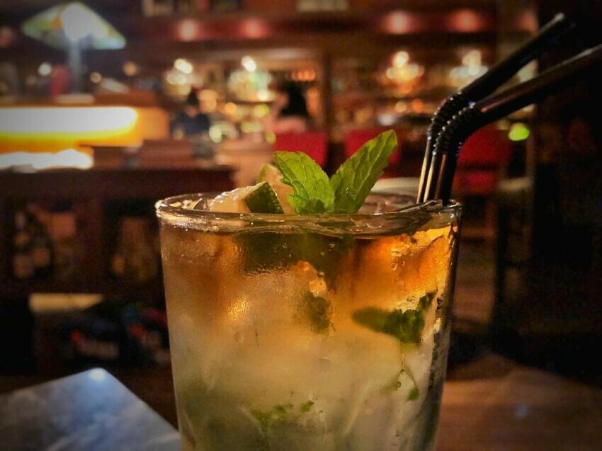 高雄酒吧推薦|有現場駐唱、喝到飽、性感熱舞等各種風格,更提供有米其林主廚餐點、超美夜景、得獎調酒等高品質服務。下次到高雄,晚上可別把自己關在房裡了,不妨到高雄酒吧感受到一下高雄的夜生活吧。