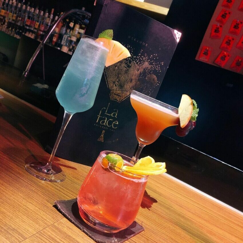 高雄酒吧推薦|#5 La Face Bar,La Face Bar以黑紅色調為主題,帶著挑逗、朦朧、秘密的氛圍,不想要去太過安靜拘謹的酒吧,來這裡就對了