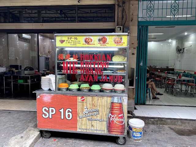 印尼棉蘭遊-棉蘭唐人街的中心雲吞麵 Mie Tiong Sim，印尼式的雲吞麵有何不同呢？