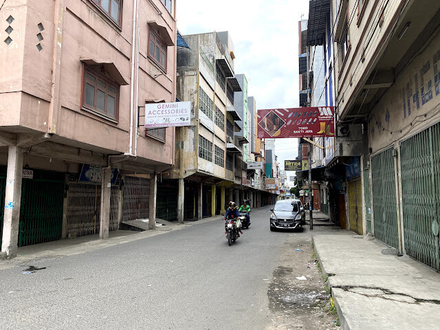 印尼棉蘭遊-棉蘭唐人街的中心雲吞麵 Mie Tiong Sim，印尼式的雲吞麵有何不同呢？