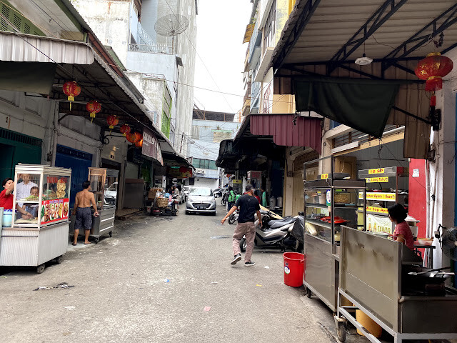 印尼棉蘭遊-棉蘭唐人街的中心雲吞麵 Mie Tiong Sim，印尼式的雲吞麵有何不同呢？
