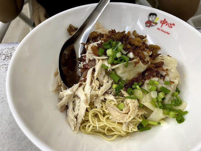 印尼棉蘭遊-棉蘭唐人街的中心雲吞麵 Mie Tiong Sim，印尼式的雲吞麵有何不同呢？