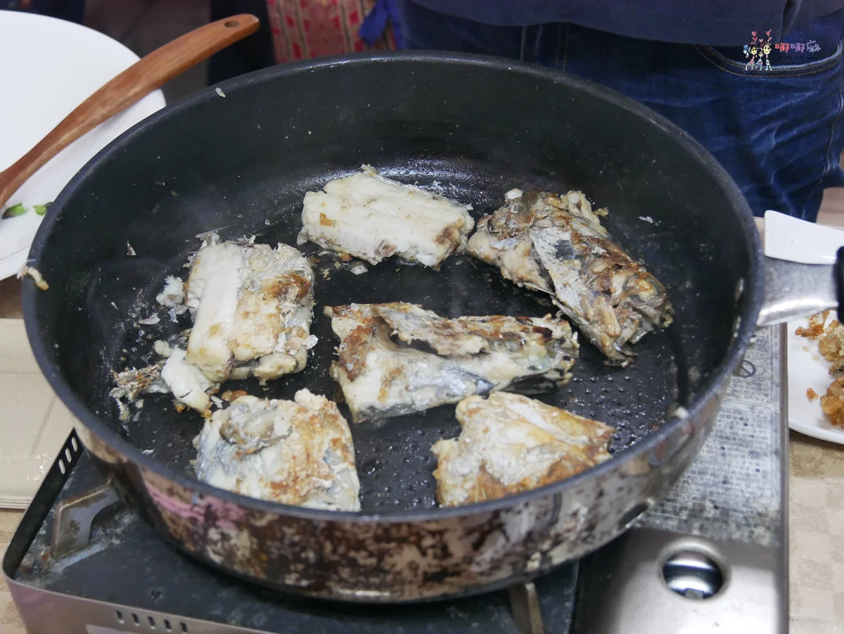 賞鯨了啦！看完海豚和牛奶海，再到漁港體驗DIY海鮮料理