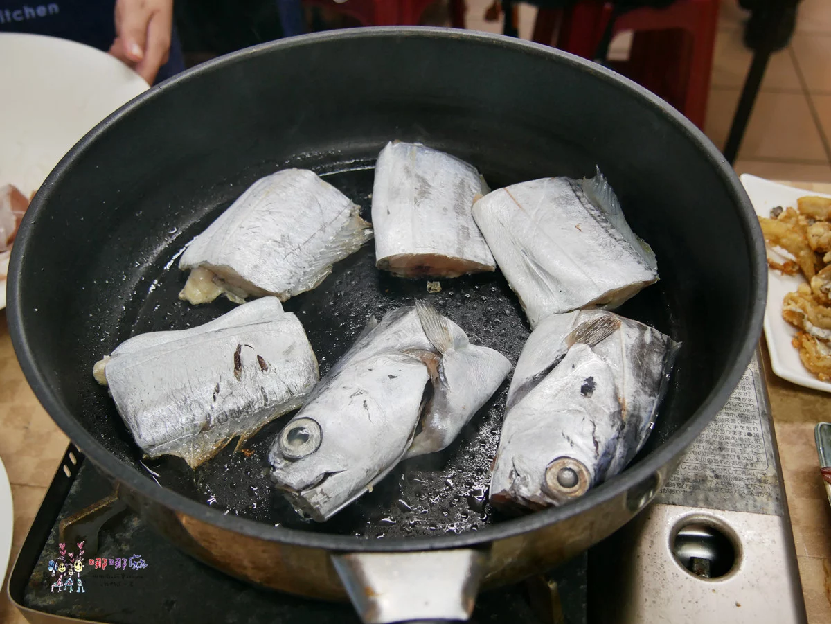 賞鯨了啦！看完海豚和牛奶海，再到漁港體驗DIY海鮮料理