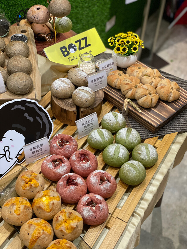 BOZZ包仔仔 | 這一顆麵包「係冰ㄟ 」!! 凍齡麵包退冰即食 懶人族也可以吃到QQ的麵包。宅配美食推薦