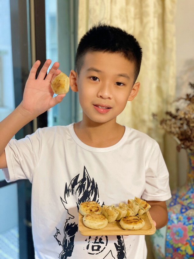 蔥阿伯 呷雄霸小餡餅 | 網路超人氣團購美食！皮薄Q彈 內餡多汁。免退冰直接下鍋煎 解嘴饞超easy。宅配美食