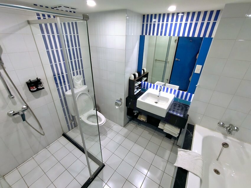 【墾丁住宿】墾丁怡灣渡假酒店．遊戲室+旋轉滑梯+親子主題房+戲水池!