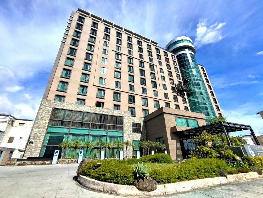 【墾丁住宿】墾丁怡灣渡假酒店．遊戲室+旋轉滑梯+親子主題房+戲水池!