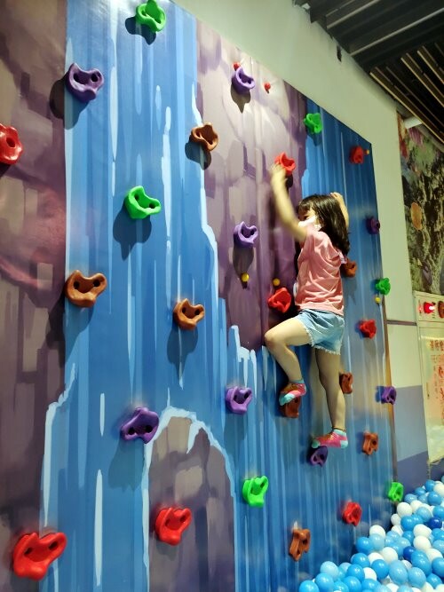 【墾丁住宿】墾丁怡灣渡假酒店．遊戲室+旋轉滑梯+親子主題房+戲水池!