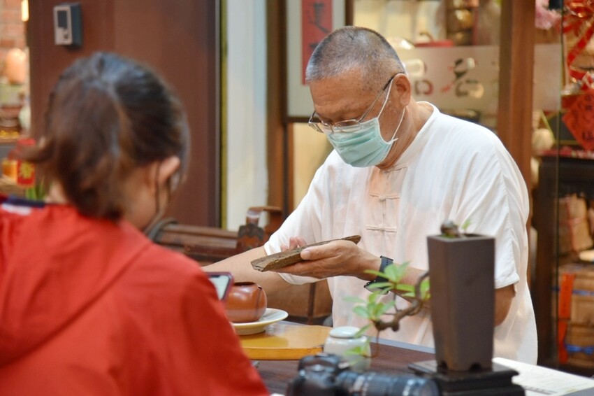 台中梧棲區|台中港舶來品商圈 祥興普洱茶莊 深藏著舶來品商圈舊回憶光景 戶外茶席饗宴 切磋茶藝擁抱老故事|西莉亞玩樂人生 25.JPG