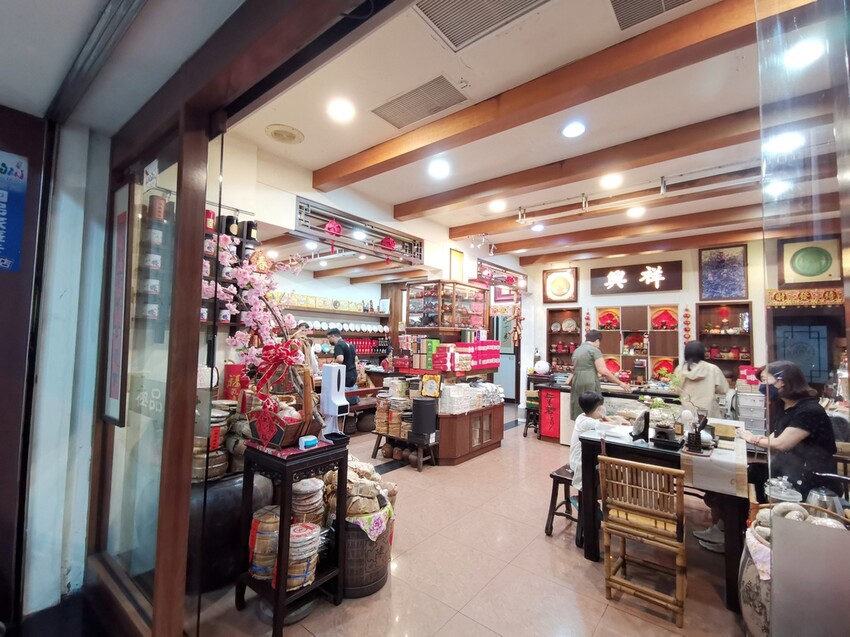 台中梧棲區|台中港舶來品商圈 祥興普洱茶莊 深藏著舶來品商圈舊回憶光景 戶外茶席饗宴 切磋茶藝擁抱老故事|西莉亞玩樂人生 27.jpg