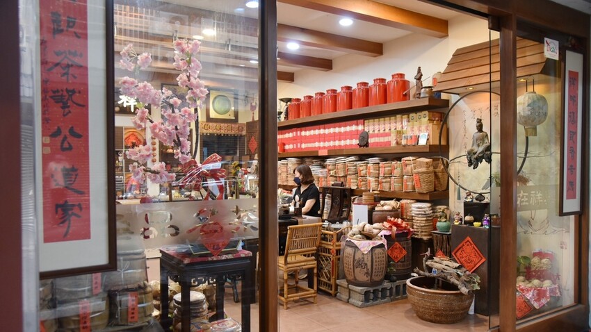 台中梧棲區|台中港舶來品商圈 祥興普洱茶莊 深藏著舶來品商圈舊回憶光景 戶外茶席饗宴 切磋茶藝擁抱老故事|西莉亞玩樂人生 26-1.JPG