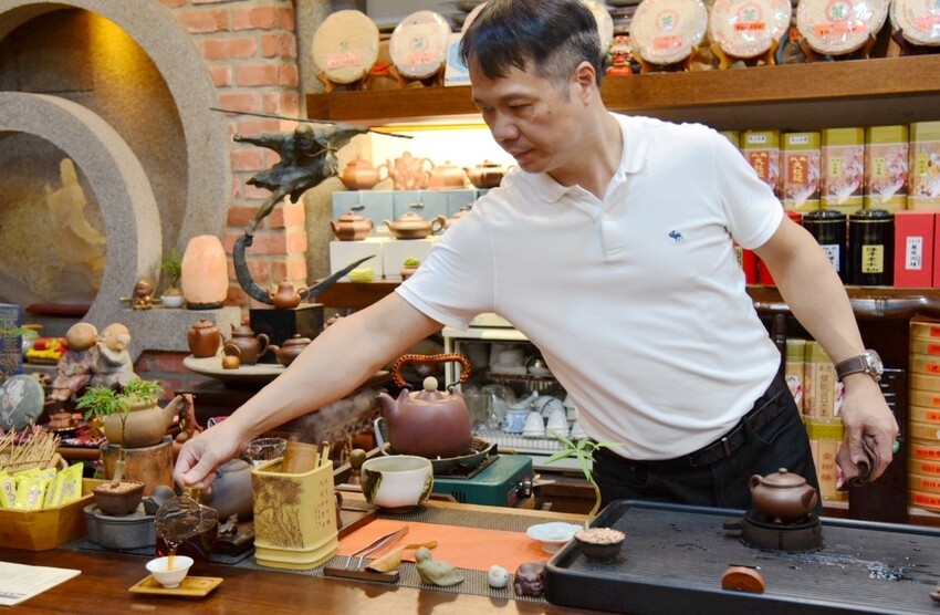 台中梧棲區|台中港舶來品商圈 祥興普洱茶莊 深藏著舶來品商圈舊回憶光景 戶外茶席饗宴 切磋茶藝擁抱老故事|西莉亞玩樂人生 40.JPG