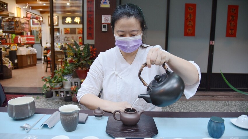 台中梧棲區|台中港舶來品商圈 祥興普洱茶莊 深藏著舶來品商圈舊回憶光景 戶外茶席饗宴 切磋茶藝擁抱老故事|西莉亞玩樂人生 22-1.JPG