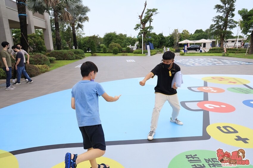 【台南活動】暑假限定飛機大富翁來了！巨型彈弓、火箭版跳房子和3D大型拼圖通通免費玩：萬國通路創意觀光工廠 - 熱血玩台南。跳躍新世界