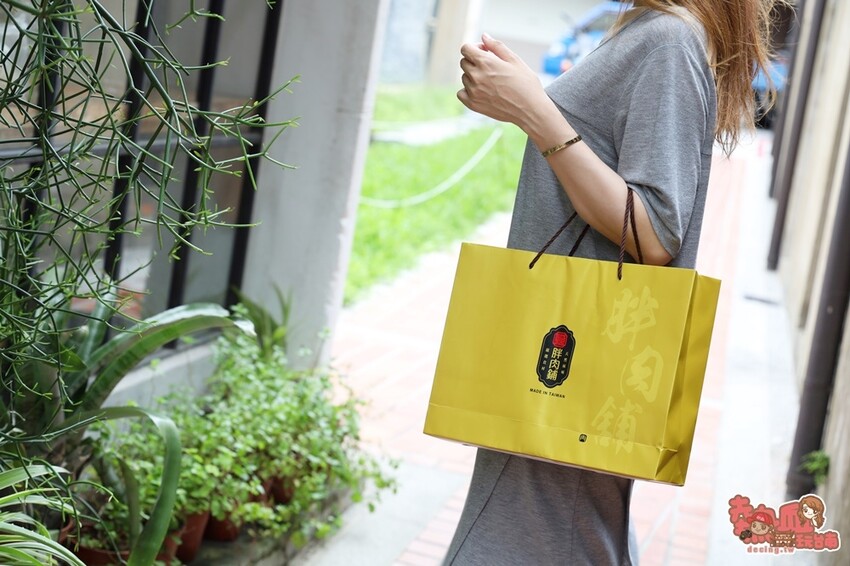 【台灣伴手禮】跳脫你想像中的肉鬆餅！皮薄餡多口味層次豐富，麻糬金沙芋泥通通包在裡面：胖肉鋪 - 熱血玩台南。跳躍新世界