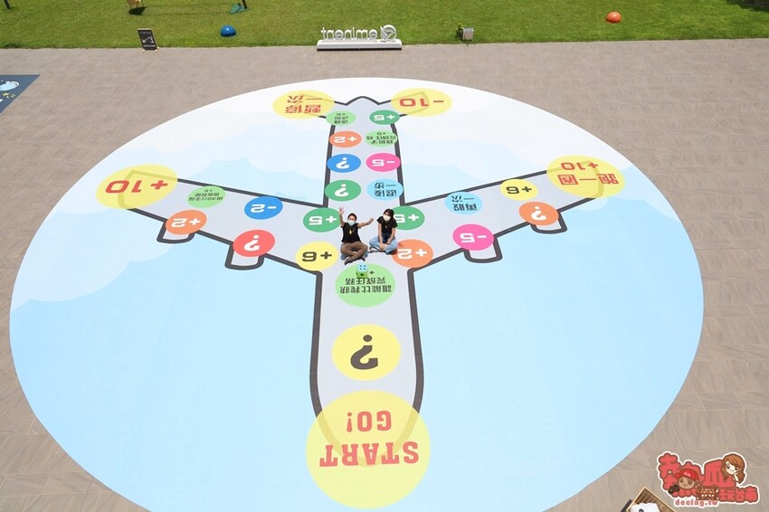 【台南活動】暑假限定飛機大富翁來了！巨型彈弓、火箭版跳房子和3D大型拼圖通通免費玩：萬國通路創意觀光工廠 - 熱血玩台南。跳躍新世界