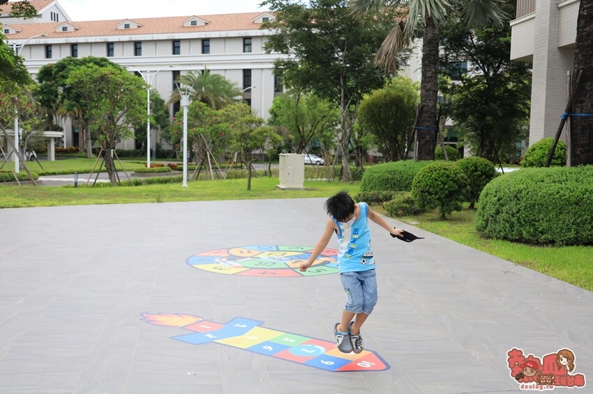 【台南活動】暑假限定飛機大富翁來了！巨型彈弓、火箭版跳房子和3D大型拼圖通通免費玩：萬國通路創意觀光工廠 - 熱血玩台南。跳躍新世界