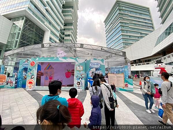 台北.南港-中國信託金融園區免費滑冰場、護具、冰鞋通通免費，每年都在期待它開放，這次越來越會溜囉!!點燃