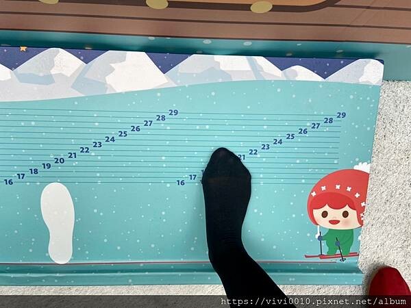 台北.南港-中國信託金融園區免費滑冰場、護具、冰鞋通通免費，每年都在期待它開放，這次越來越會溜囉!!點燃