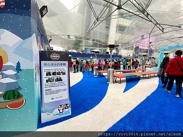 台北.南港-中國信託金融園區免費滑冰場、護具、冰鞋通通免費，每年都在期待它開放，這次越來越會溜囉!!點燃