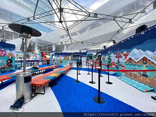 台北.南港-中國信託金融園區免費滑冰場、護具、冰鞋通通免費，每年都在期待它開放，這次越來越會溜囉!!點燃