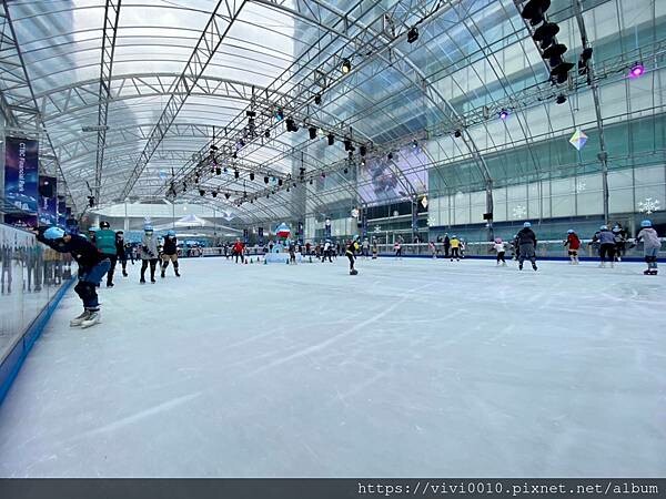 台北.南港-中國信託金融園區免費滑冰場、護具、冰鞋通通免費，每年都在期待它開放，這次越來越會溜囉!!點燃