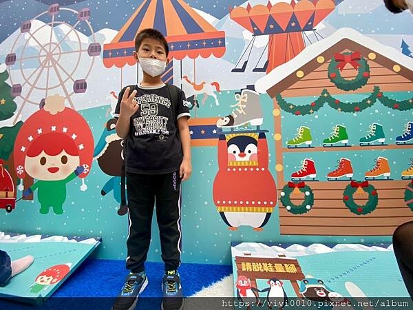 台北.南港-中國信託金融園區免費滑冰場、護具、冰鞋通通免費，每年都在期待它開放，這次越來越會溜囉!!點燃