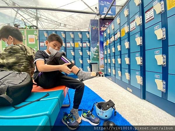 台北.南港-中國信託金融園區免費滑冰場、護具、冰鞋通通免費，每年都在期待它開放，這次越來越會溜囉!!點燃