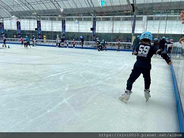 台北.南港-中國信託金融園區免費滑冰場、護具、冰鞋通通免費，每年都在期待它開放，這次越來越會溜囉!!點燃