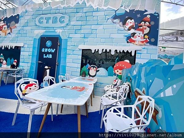 台北.南港-中國信託金融園區免費滑冰場、護具、冰鞋通通免費，每年都在期待它開放，這次越來越會溜囉!!點燃