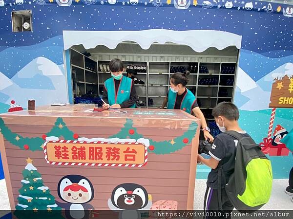 台北.南港-中國信託金融園區免費滑冰場、護具、冰鞋通通免費，每年都在期待它開放，這次越來越會溜囉!!點燃