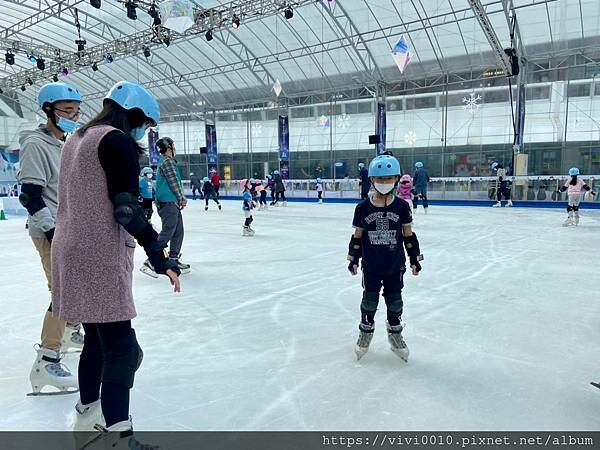 台北.南港-中國信託金融園區免費滑冰場、護具、冰鞋通通免費，每年都在期待它開放，這次越來越會溜囉!!點燃